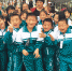 临泉乡村老师捐出半年多工资为学生买校服 - 安徽网络电视台