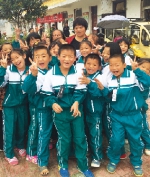 临泉乡村老师捐出半年多工资为学生买校服 - 安徽网络电视台