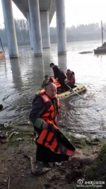 阜阳一男子跳河自杀受伤 因水性太好自己又爬到采砂船上昏迷 - News.Hefei.Cc