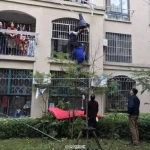 安徽芜湖九旬老人命悬一线 邻居爬上阳台托举救人 - 合肥在线