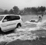 轿车被困河中被急流冲击移位 泾县民警紧急救援 - 安徽网络电视台