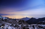 ↑12月14日，在山东泰安，一颗流星划过泰山夜空。CICPHOTO/戴建峰 摄 - 安徽网络电视台