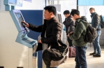 12月15日，旅客在河北省邢台市火车站互联网售票自取专区内取票。新华社记者 牟宇摄 - 安徽网络电视台