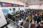 12月15日，旅客在河南省郑州市火车站售票厅电话订票取票窗口排队取票。 新华社记者 李博摄 - 安徽网络电视台