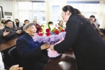 滁州百岁老人捐助万元帮扶困难家庭 获居民集体庆寿 - 安徽网络电视台