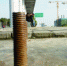 公交站牌旁暗藏“绊马钉” 六根螺丝伸出地面（图） - 安徽网络电视台