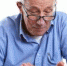 退休老人玩手机得“眼中风” 整个眼睛失去光感 - 合团