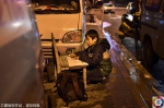合肥一10岁男孩路灯下伏凳写作业 常年随父母漂泊 - 安徽网络电视台