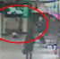 图说：监控显示，“熊爸爸”乘地铁只顾玩手机弄丢了3个娃。图片来自看看新闻网。 - 安徽网络电视台