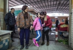 广东9岁女孩卖菜寻亲 病好了希望爸妈接她回家（图） - 安徽网络电视台