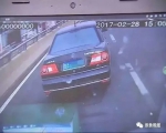 小轿车被指高架桥上故意挡救护车 患者当天去世 - 安徽网络电视台