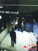 八旬老人乘手扶电梯不慎摔倒 男子按停电梯将其扶起 - 安徽网络电视台