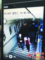 八旬老人乘手扶电梯不慎摔倒 男子按停电梯将其扶起 - 安徽网络电视台