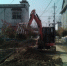 挖掘机清理路边的建筑垃圾 - 安徽新闻网