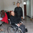 驻村干警送轮椅.jpg - 安徽新闻网