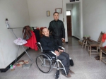 驻村干警送轮椅.jpg - 安徽新闻网