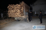 民警对农用车上的杉木进行勘验 - 安徽新闻网