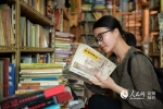 合肥学院大三的学生刘圆圆蹲在书店一角阅读。她在网上了解到有这么一家书店，经常来淘一些自己喜欢的旧书。 - 安徽网络电视台