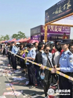 10万人赶赴古庙会  民警通力保安全 - 公安厅