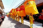 5、记录着为本次庙会活动无私捐助的人们名字和数额的万名伞队伍（吴晓泉摄影） - 安徽新闻网