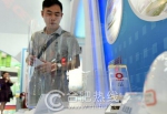 蚌埠玻璃工业设计研究院的0.15毫米极薄浮法电子玻璃“惊艳”亮相（苗子健 摄） - News.Hefei.Cc