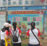 队员正在阅读太白镇中心小学的宣传栏中关于徐光梅老师的介绍。 - 安徽新闻网
