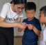 队员正在教孩子们剪纸。 - 安徽新闻网