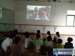 为纪念七七事变，孩子们正在观看抗战影片《百团大战》。 - 安徽新闻网