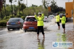 民警在长山路积水路段疏导指挥交通 - 安徽新闻网