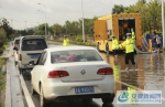 民警在长山路积水路段疏导指挥交通 - 安徽新闻网