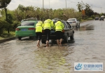 民警在长山路积水路段帮助被困车辆 - 安徽新闻网