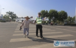 民警在路口长山路口搀扶老人过马路。 - 安徽新闻网