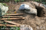 古墓被盗掘一个深洞（警方提供） - 安徽网络电视台