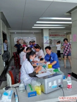 2工作人员在给献血党员作检查.jpg - 安徽经济新闻网