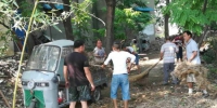 党员干部帮居民清理乱堆放的垃圾.jpg - 安徽新闻网