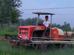 图三：无人机、四驱自走式打药东正在稻田喷洒农药; - 安徽新闻网