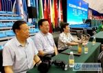 2、林福江主席（中）等凤阳县老体协的领导在嘉宾席上观看演出 - 安徽新闻网