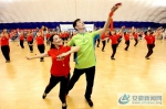 5、由国家级社会体育指导员梅周成等人表演的凤阳花鼓健身舞 - 安徽新闻网