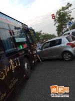 合肥一公交车撞上轿车 3名乘客头破血流 - 安徽网络电视台
