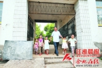 放学了，夏迎会把孩子们送到学校大门口，等待家长来接。 - 安徽网络电视台