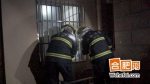 合肥一住户厨房生着火 业主被锁门外求助消防 - 安徽网络电视台
