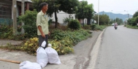 这是一位双龙村的村民，正在路边候车，准备去往市区给朋友送去自家种植的生姜，朋友忙，没时间，抽空送过去。 - 安徽新闻网