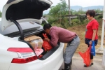 姜农将市民在自家田时选购好的生姜帮忙运上车 - 安徽新闻网