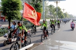 自行车骑行队在通往新城区的大道上骑行时的场景。 - 安徽新闻网