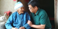 谯城区双沟镇党代表爱心送给百岁老人 - 安徽新闻网