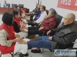 志愿者为老人洗脚、按摩 - 安徽新闻网