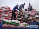 图为该镇正组织群众在镇政府大院卸载小麦良种 - 安徽新闻网