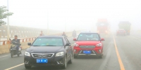今晨大雾来袭 五河县交警上路保平安 - 安徽新闻网