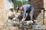 施工人员正在新民村为住户修建卫生厕所 - 安徽新闻网