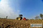10月29日，在安徽省阜南县鹿城镇王庄村田地里，播种机正在忙碌来回穿梭播种小麦。 - 安徽新闻网